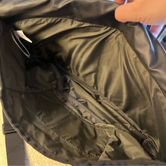 Nike Core Converge Large Messenger bag - perfect for someone on the run - Picture 11 of 16